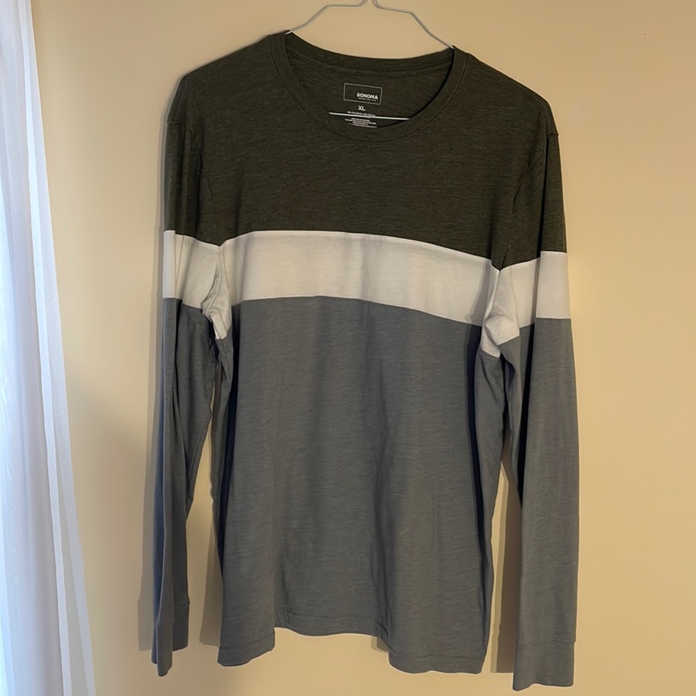 Long sleeve casual tee.